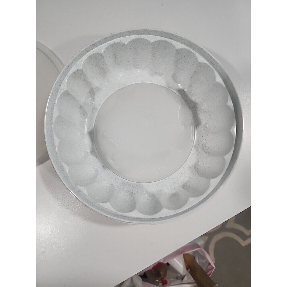 Tupperware Vintage Jello Mold with Lid - White Grey- 1201-11, 1202-4, 1203-6 - Picture 3 of 5